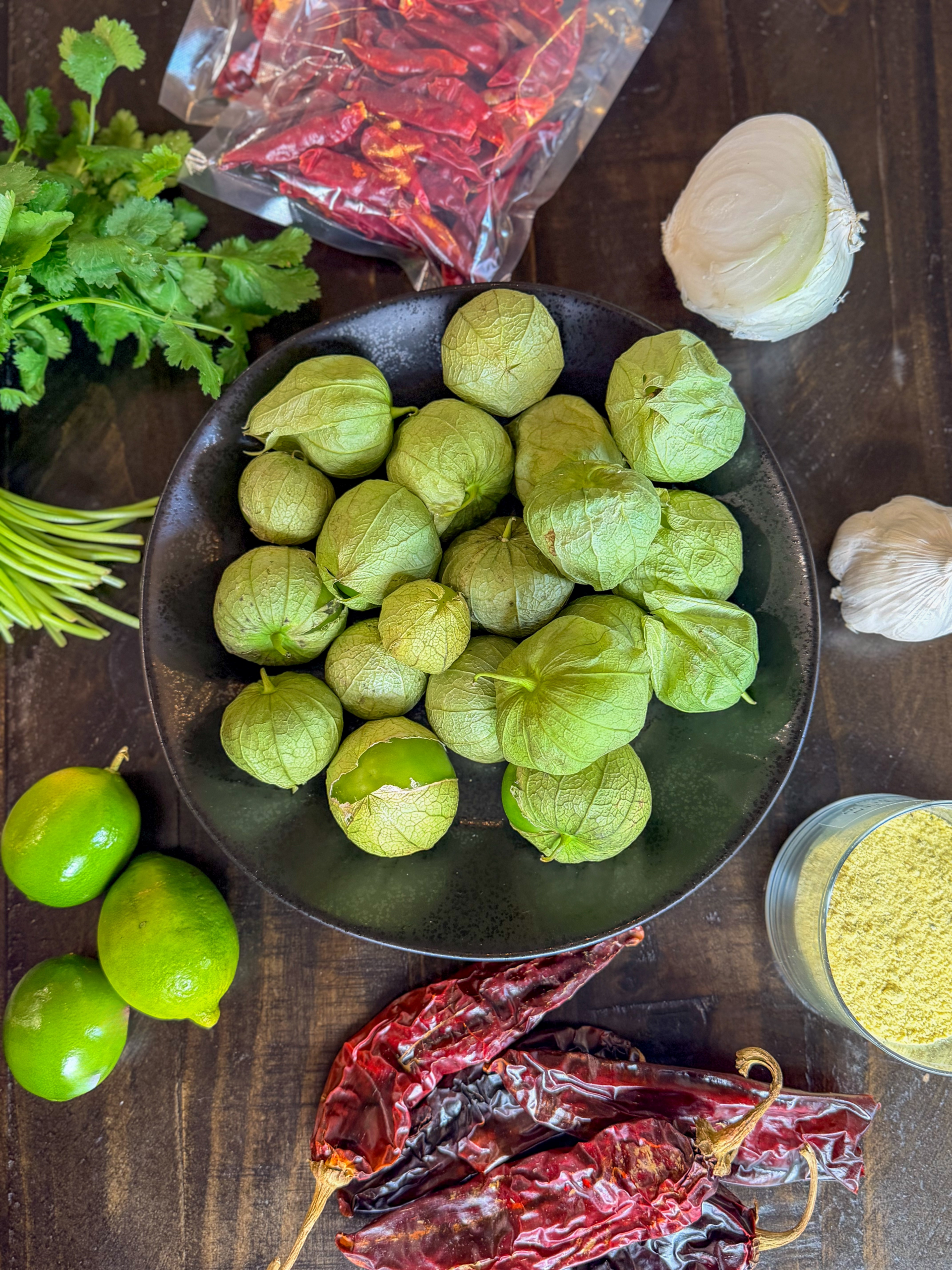 chile de tomatillo salsa - ingredients